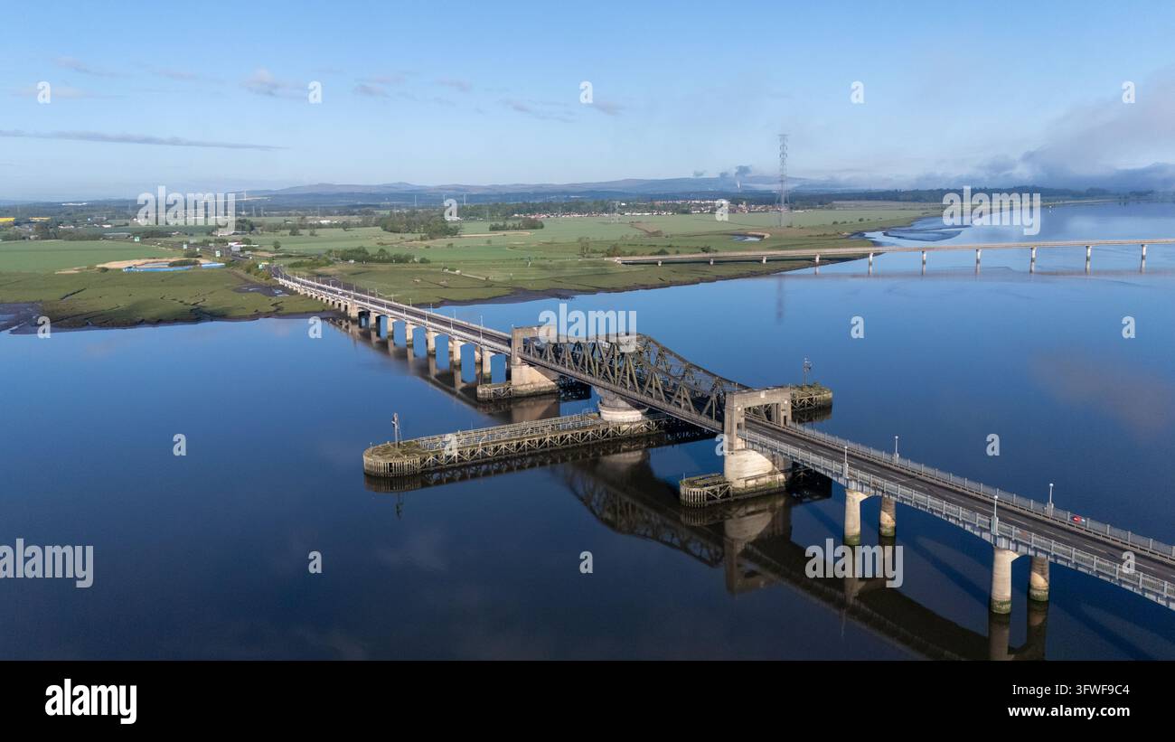 Vue par drone du pont de Kincardine, un pont routier historique en acier et béton à bascule de 1936 enjambant le Firth of Forth depuis Kincardine, Fife, Écosse, Royaume-Uni Banque D'Images