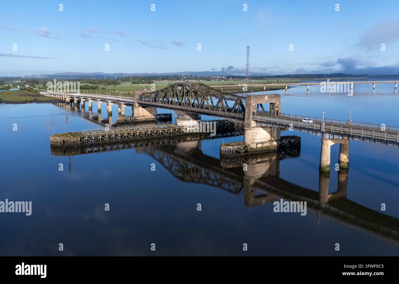 Vue par drone du pont de Kincardine, un pont routier historique en acier et béton à bascule de 1936 enjambant le Firth of Forth depuis Kincardine, Fife, Écosse, Royaume-Uni Banque D'Images