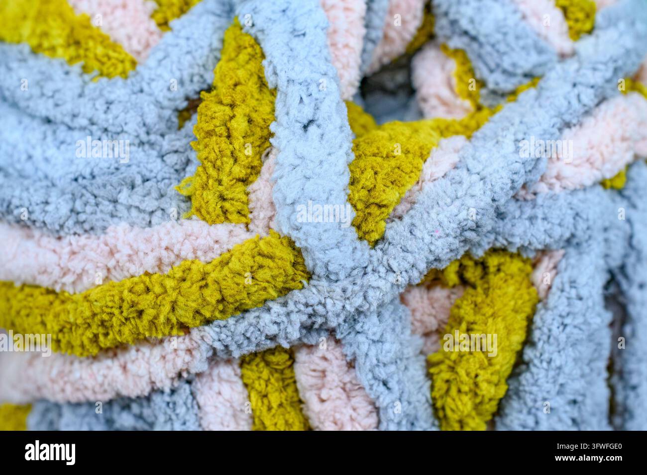 Close-up de fil de chenille coloré et doux avec une texture moelleuse. Banque D'Images