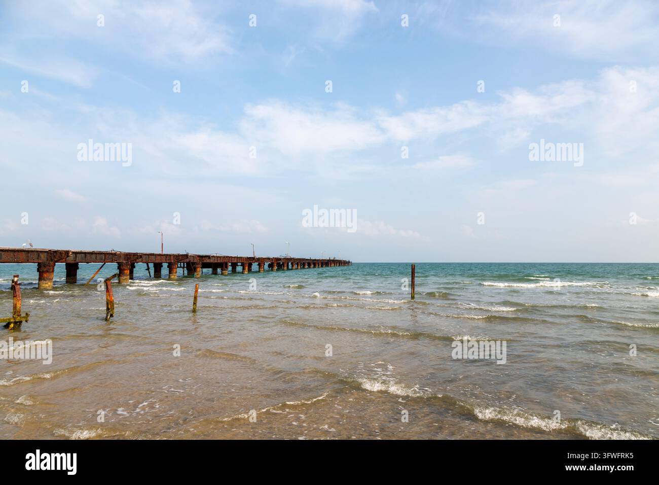 Longue jetée rouillée s'étendant dans une mer peu profonde, Province du Nord, Mannar, Sri Lanka Banque D'Images