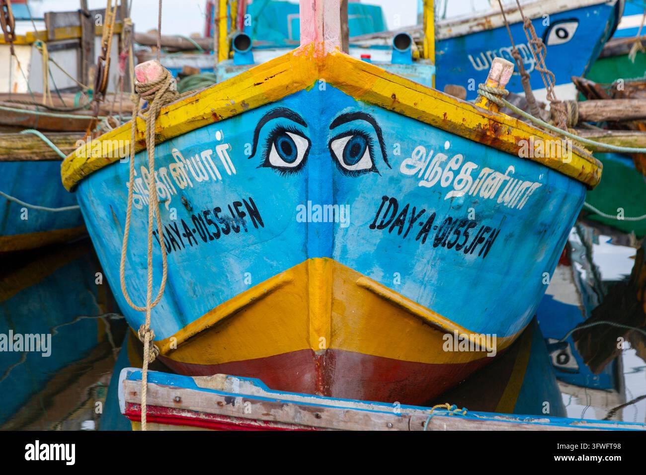 Proue d'un bateau de pêche bleu et jaune aux yeux peints, Province du Nord, Jaffna, Sri Lanka Banque D'Images