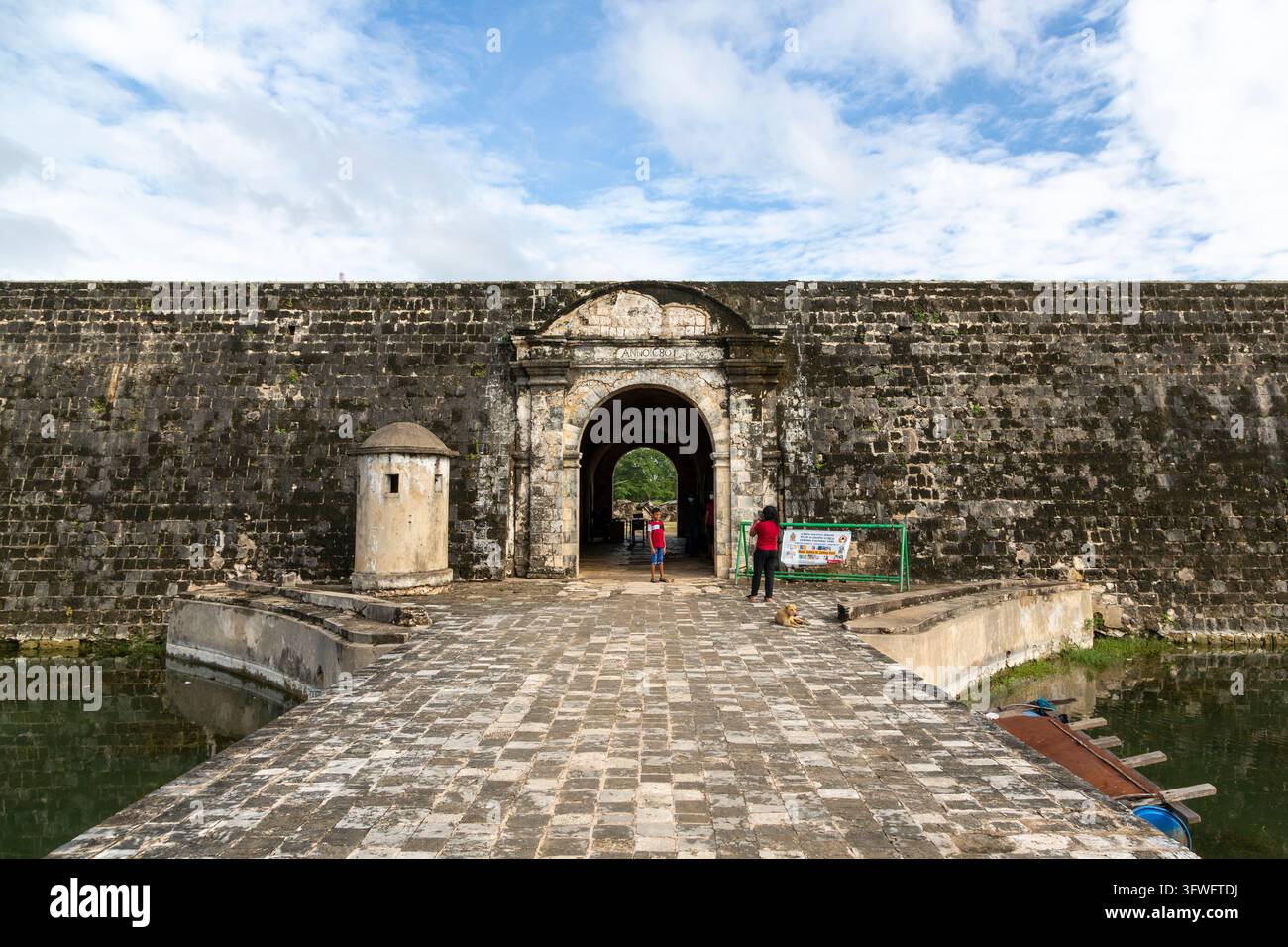 Porte voûtée de l'ancienne forteresse accessible par un pont de pierre, Province du Nord, Jaffna, Sri Lanka Banque D'Images