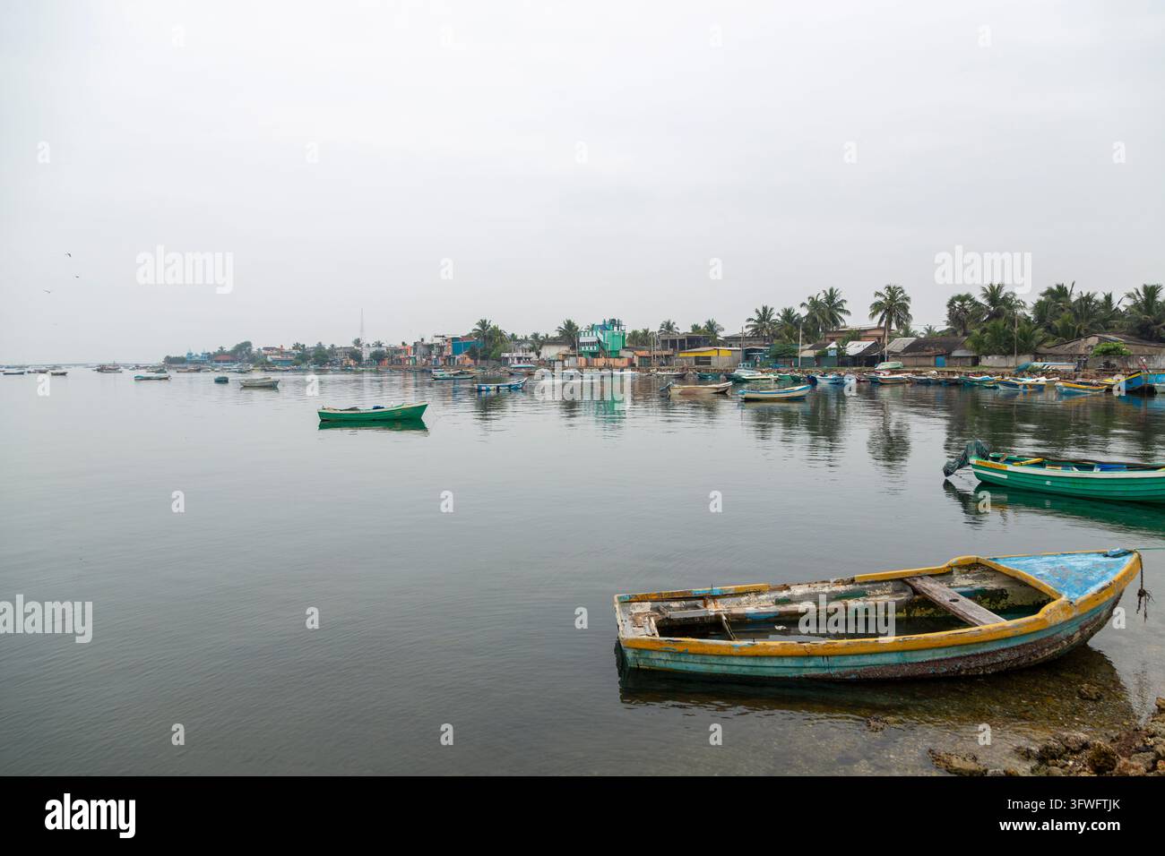 Bateaux de pêche sur une lagune calme près d'un village côtier, Province du Nord, Jaffna, Sri Lanka Banque D'Images