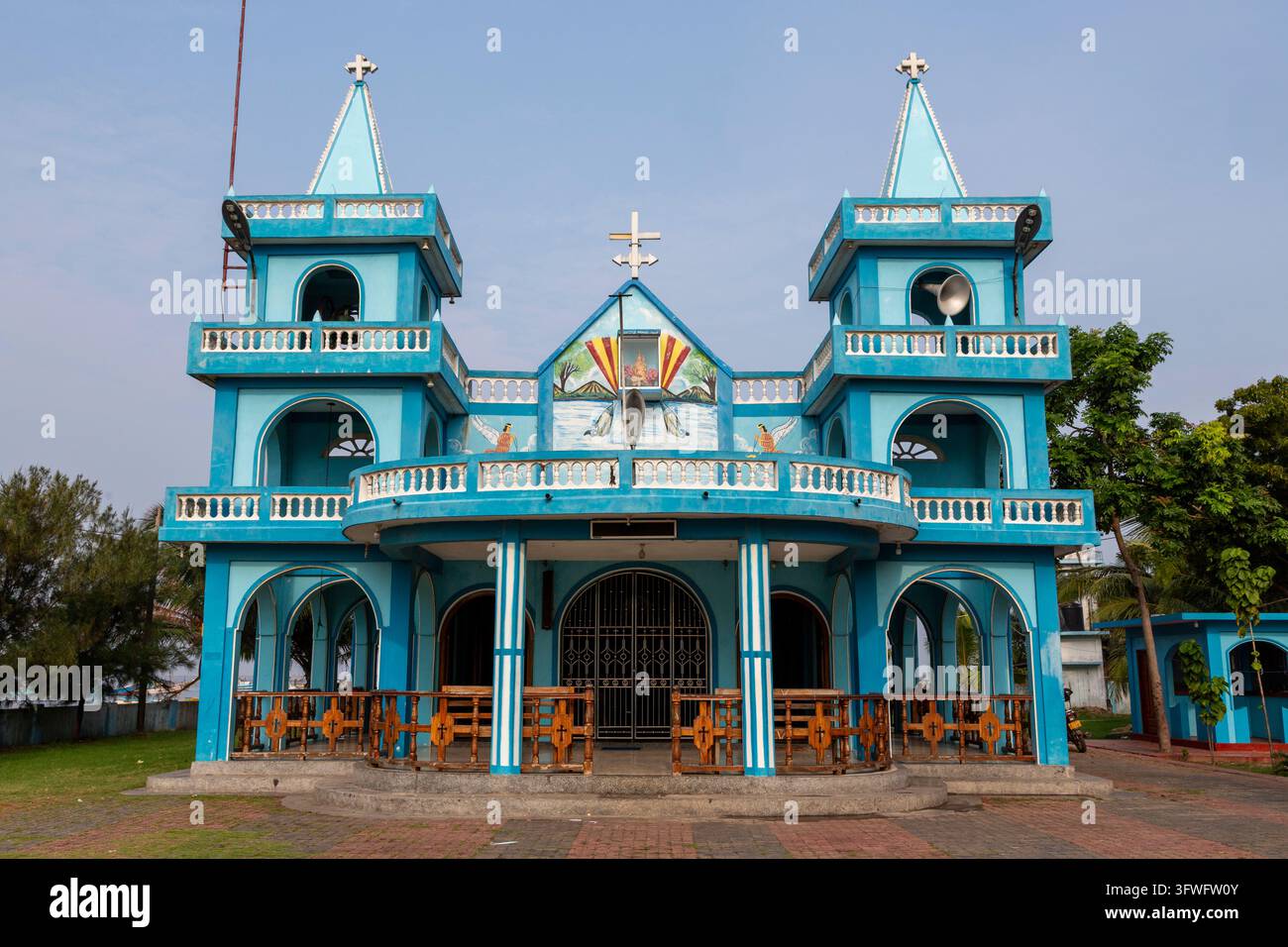 Église bleue avec deux tours et une façade peinte, Province du Nord, Jaffna, Sri Lanka Banque D'Images