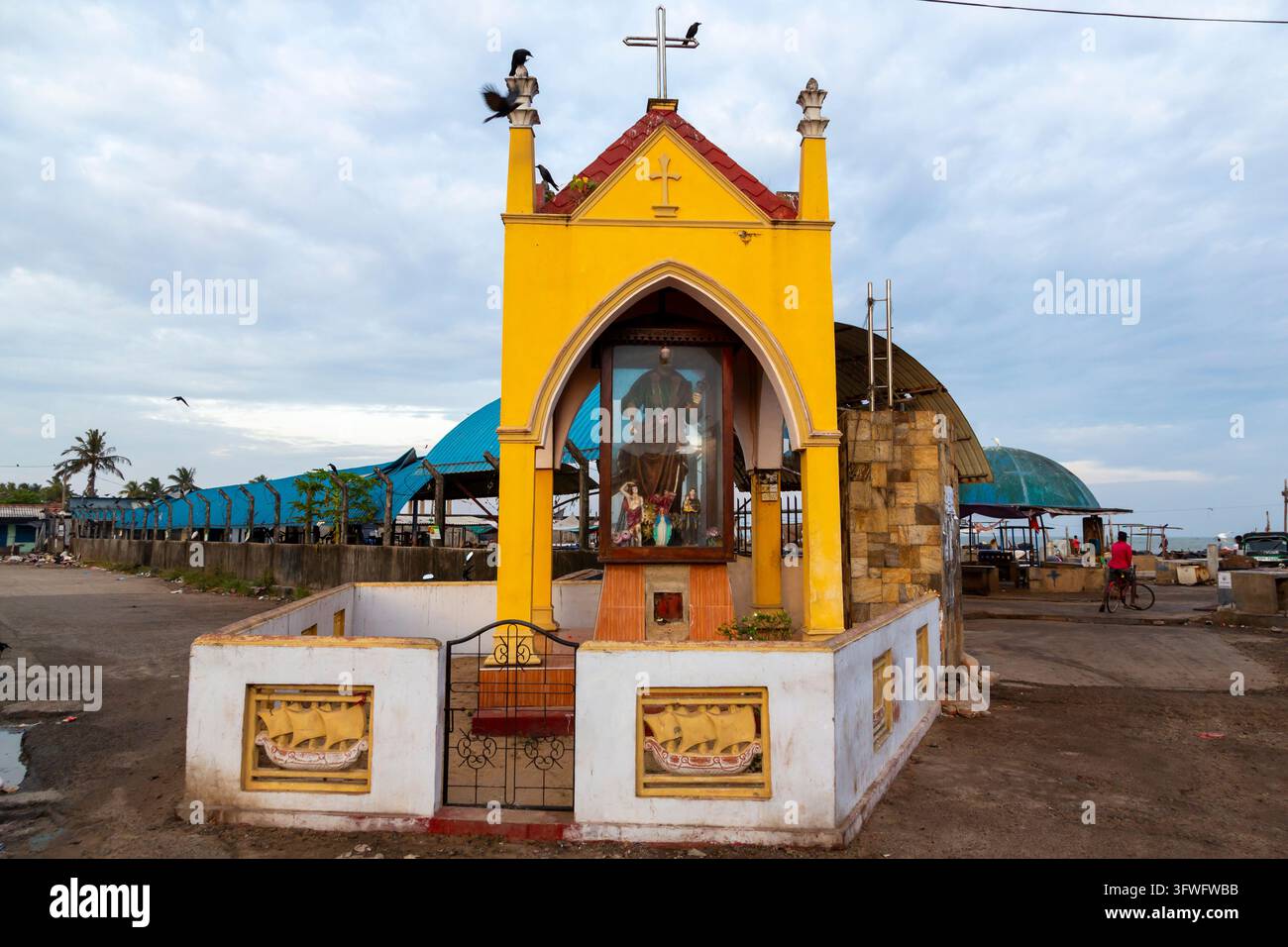 Sanctuaire chrétien jaune avec une statue de saint près d'un port de pêche, Province occidentale, Negombo, Sri Lanka Banque D'Images