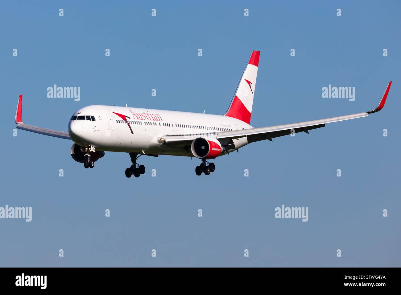 Boeing 767-300ER d'Austrian Airlines (OE-LAZ) arrivant à l'aéroport international de Vienne le 2 mai 2025 à Vienne, Autriche Banque D'Images
