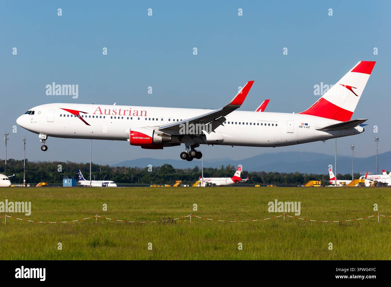 Boeing 767-300ER d'Austrian Airlines (OE-LAZ) arrivant à l'aéroport international de Vienne le 2 mai 2025 à Vienne, Autriche Banque D'Images
