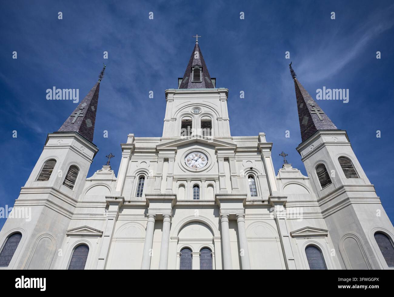 Vue architecturale en contre-plongée de l'historique cathédrale Saint-Louis à La Nouvelle-Orléans, Louisiane, États-Unis, présentant trois clochers proéminents, une tour d'horloge, ou Banque D'Images