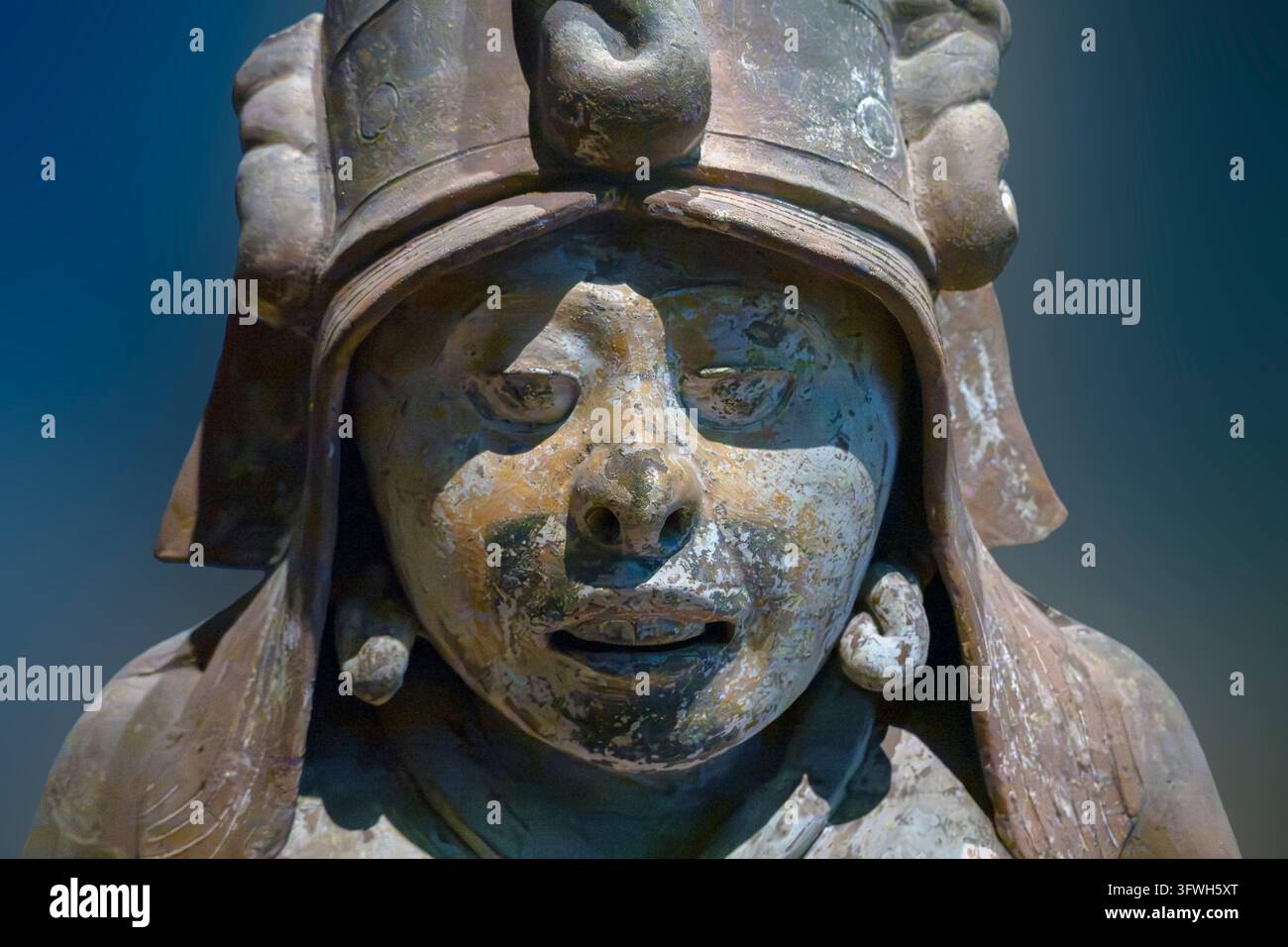 Close-up d'une sculpture en céramique identifiée comme Tlazolteotl, une divinité mésoaméricaine associée à la naissance, au tissage et à la purification. La figure porte Banque D'Images