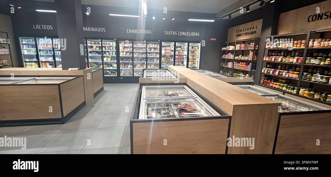 Intérieur bien éclairé d'un supermarché moderne avec des congélateurs, des étagères réfrigérées et des présentations de produits bien organisées. courses, épicerie. Banque D'Images