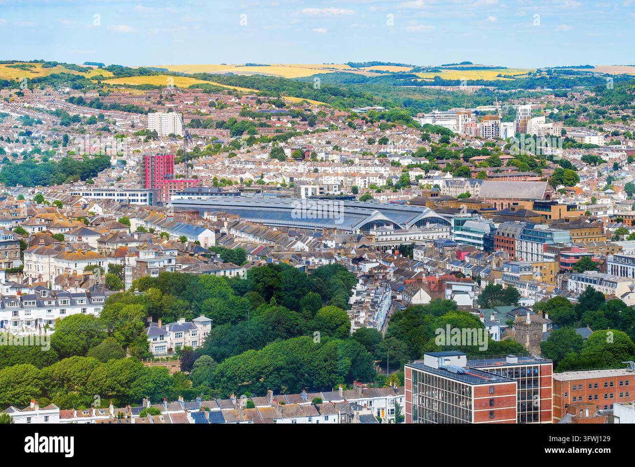 Vue aérienne du grand toit victorien du hall ferroviaire de la gare de Brighton et de la ville environnante de Brighton, Angleterre Banque D'Images