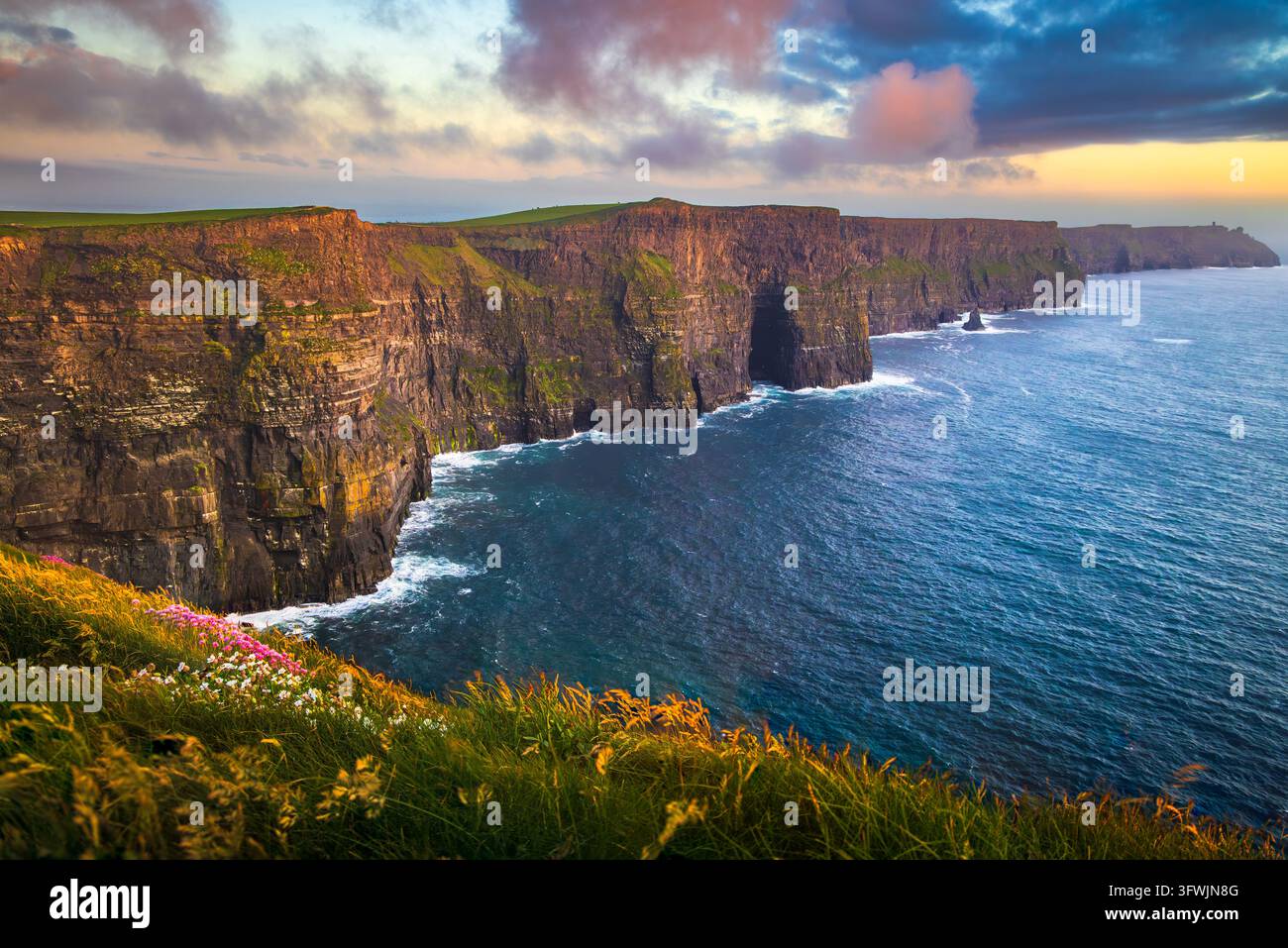 Les falaises de Moher sont falaises situé à l'extrémité sud-ouest de la région du Burren dans le comté de Clare, Irlande. Banque D'Images