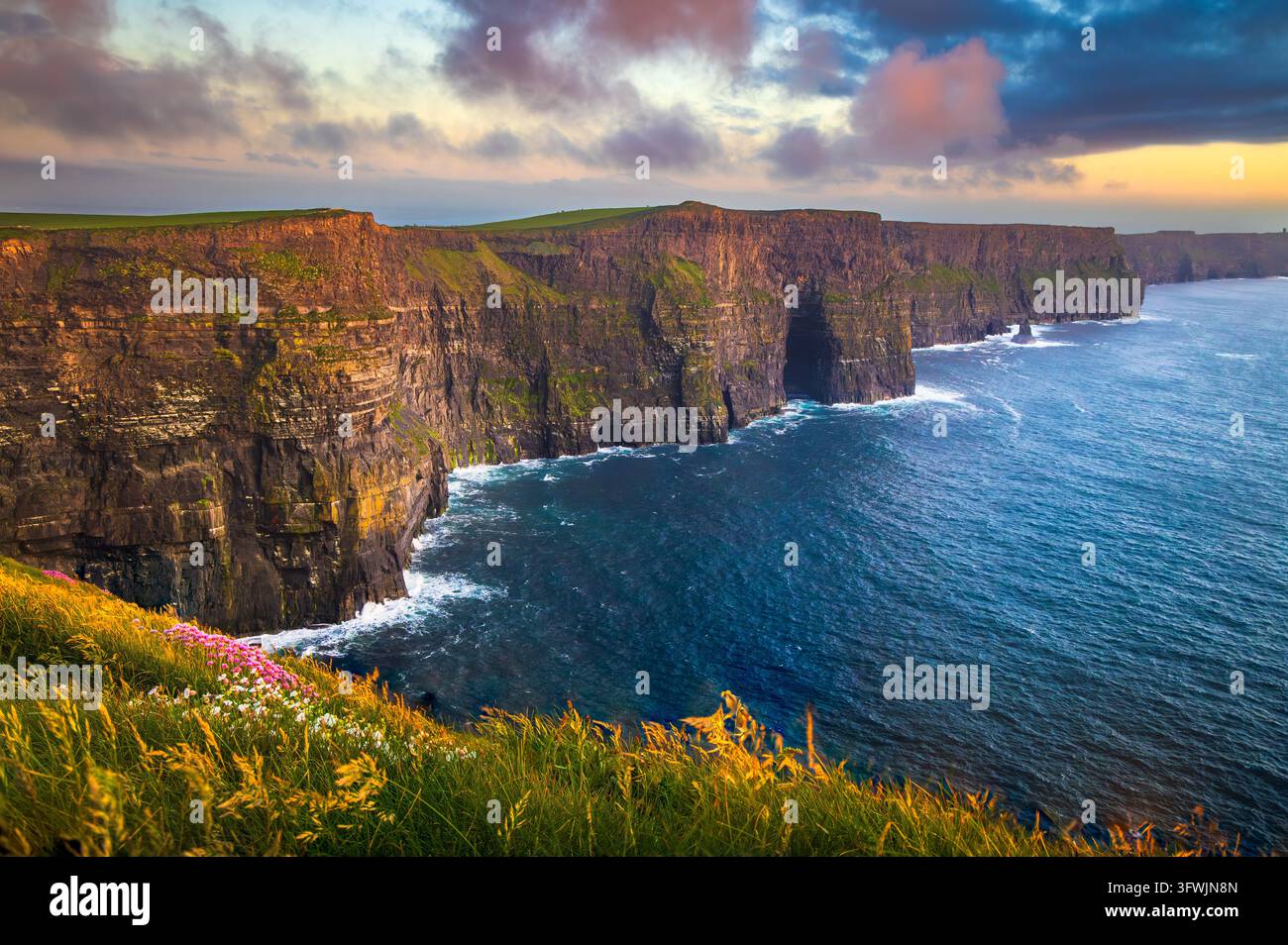Les falaises de Moher sont falaises situé à l'extrémité sud-ouest de la région du Burren dans le comté de Clare, Irlande. Banque D'Images