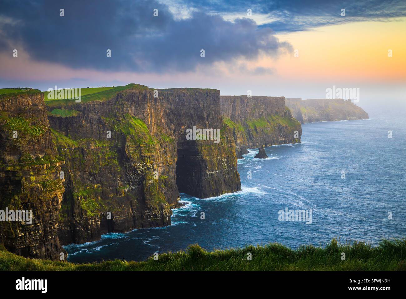 Les falaises de Moher sont falaises situé à l'extrémité sud-ouest de la région du Burren dans le comté de Clare, Irlande. Banque D'Images