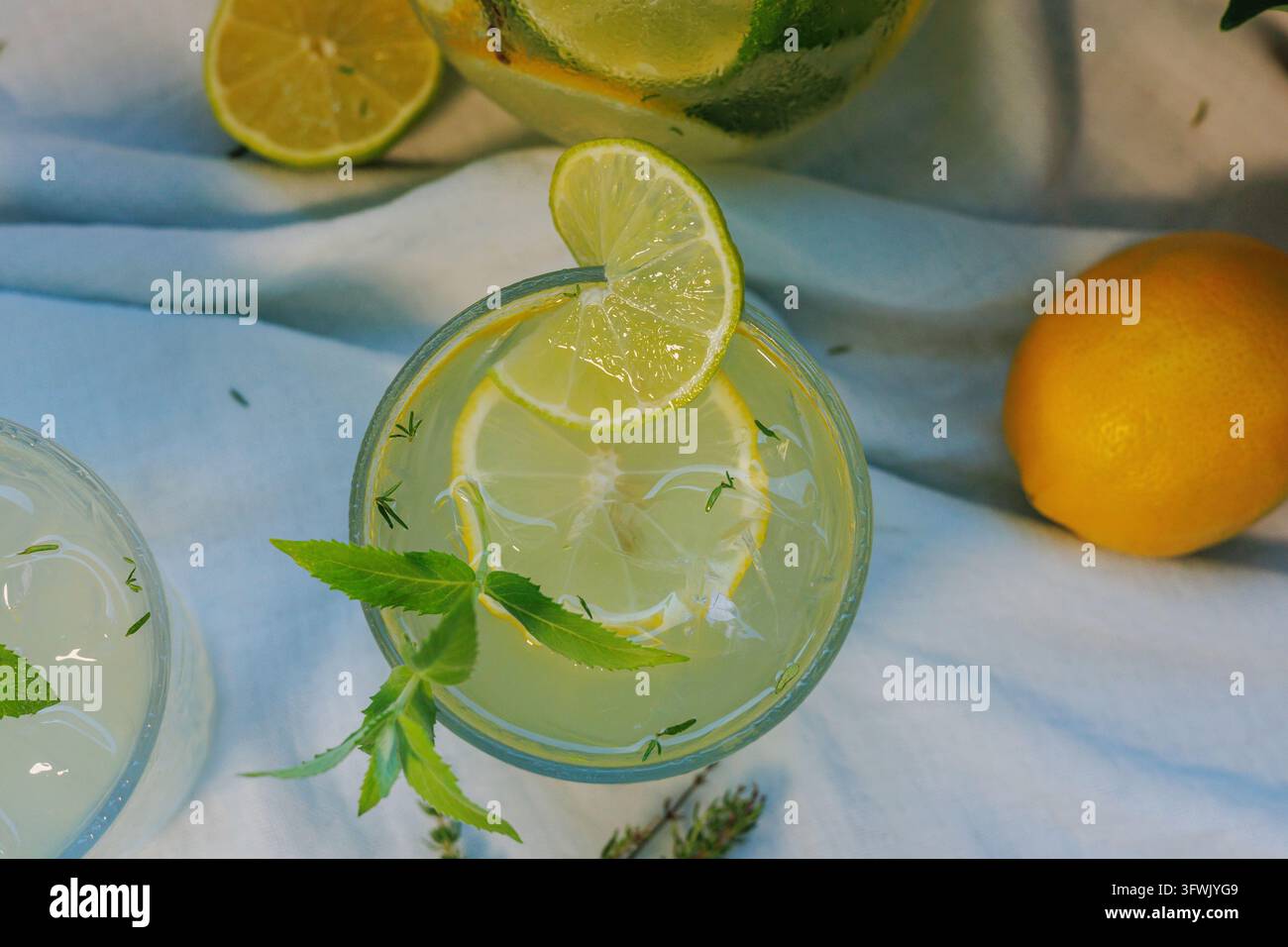 Limonade aérienne au citron vert, à la menthe citronnée et à la glace dans un verre Banque D'Images