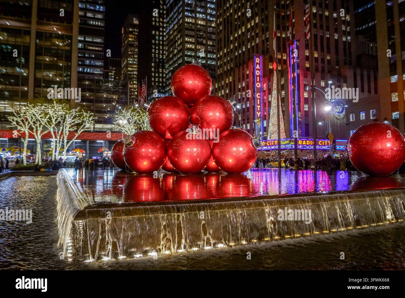 Les décorations de Noël festives illuminent Midtown Manhattan près du Rockefeller Center à New York City, aux États-Unis, répandant la joie des fêtes. Banque D'Images