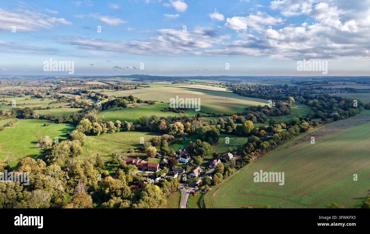 Vue aérienne par drone du hameau de Horsebridge entouré de champs et de forêts dans la vallée de Test, Hampshire, Angleterre Banque D'Images