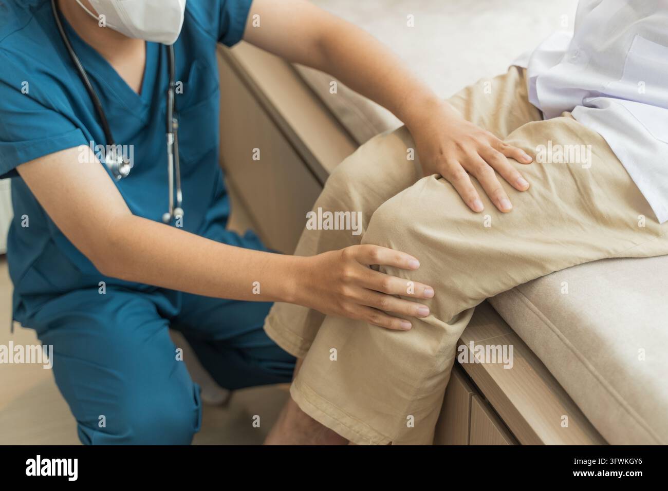 Un professionnel médical évalue le genou d'un patient dans un environnement de soins de santé pour garantir un traitement approprié. Convient pour les soins de santé, la physiothérapie, i Banque D'Images