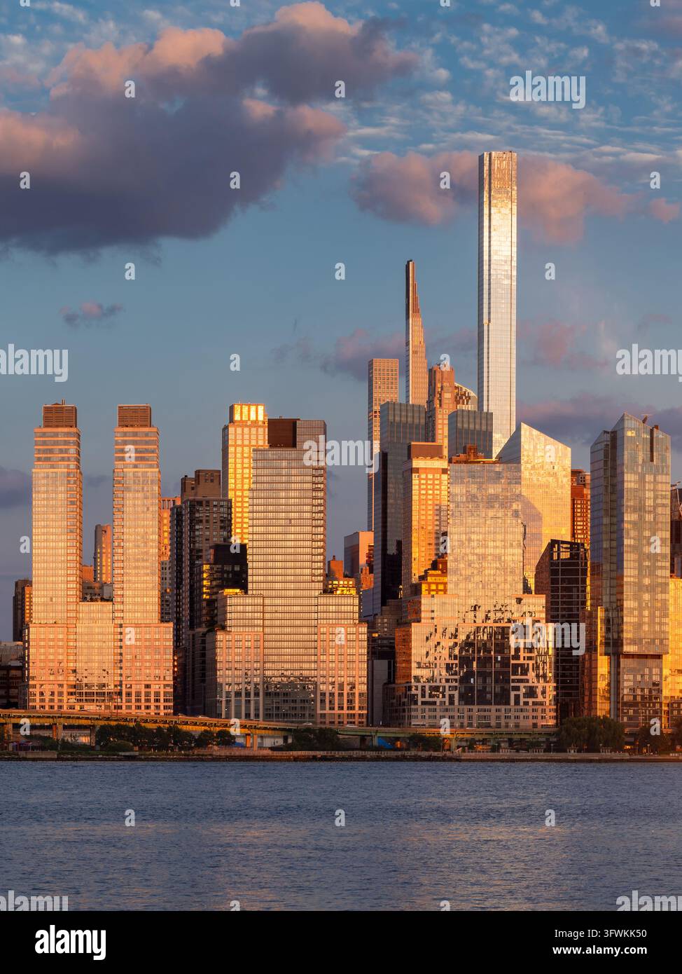 Skyline de Manhattan Upper West Side à New York City. Immeubles de grande hauteur et gratte-ciel au coucher du soleil avec le parc Hudson River Banque D'Images