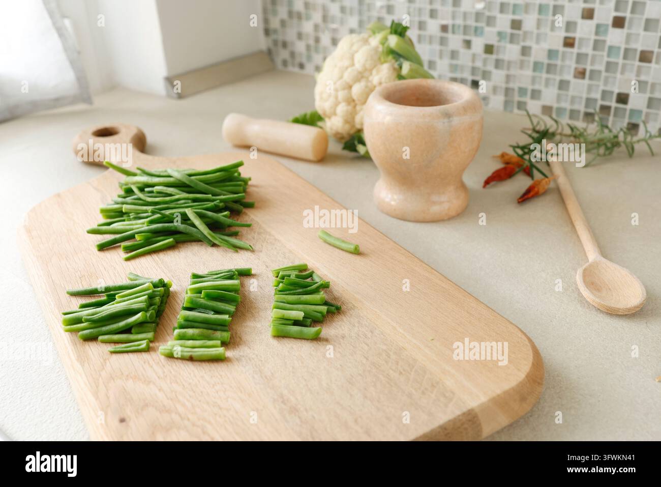 Plan de travail d'intérieur de cuisine moderne avec ingrédients de cuisine et ustensiles. Concepte de fond de design de cuisine d'appartement lumineux. Style de vie culinaire Banque D'Images