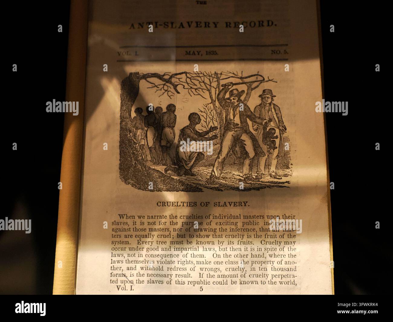 CINCINNATI, ÉTATS-UNIS - 7 SEPTEMBRE 2024 : Une publication historique sur l'anti-esclavagisme datant de mai 1835 montrant une gravure et un texte sur les cruautés de l'esclavage Banque D'Images