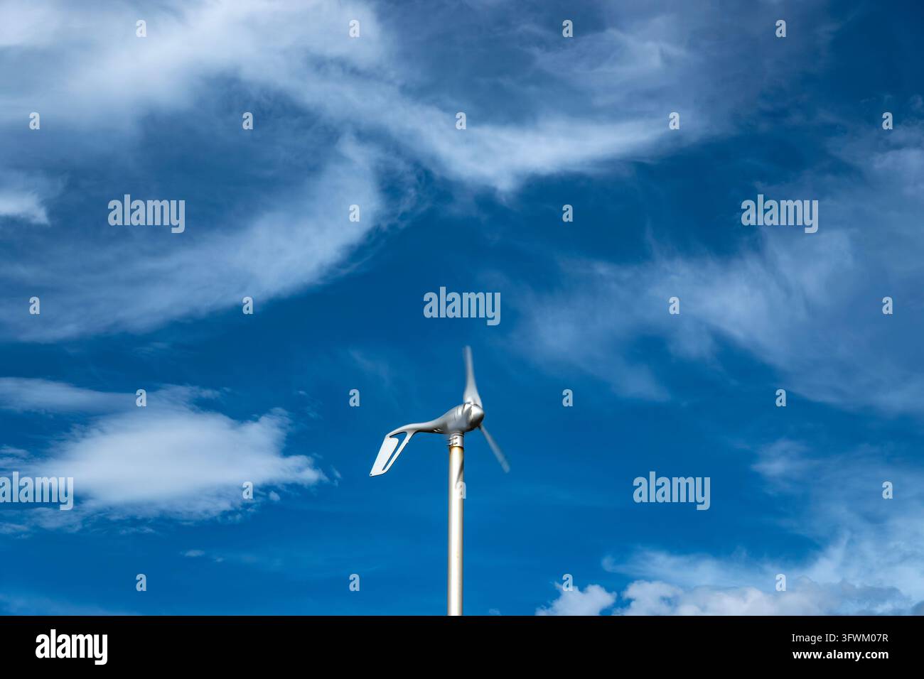 Éolienne tournante générant une énergie verte propre Banque D'Images