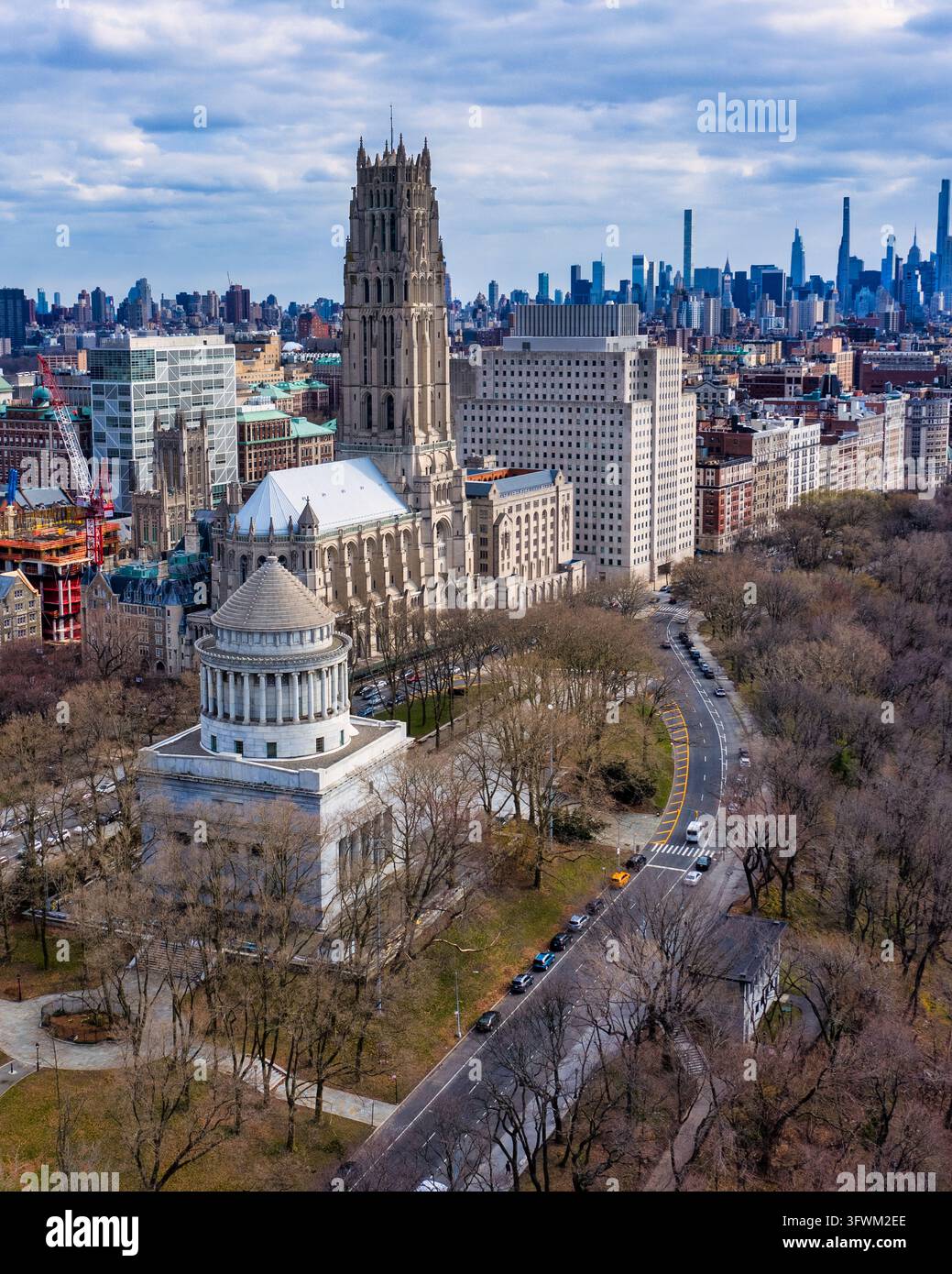 New York, États-Unis - 02 avril 2021 : Vue aérienne du mémorial national General Grant et de l'église Riverside dans le parc Riverside, avec le ciel de Manhattan Banque D'Images