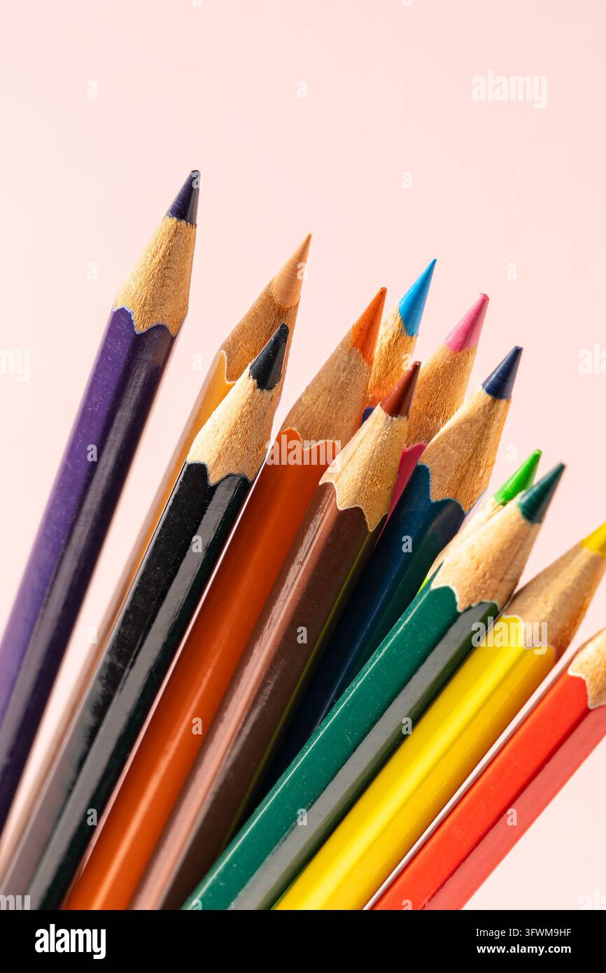 Crayons colorés aiguisés disposés comme matériel de dessin Banque D'Images
