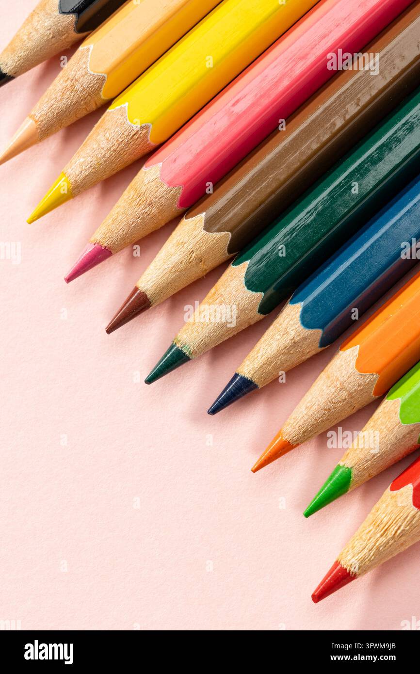 Crayons colorés aiguisés disposés comme matériel de dessin Banque D'Images