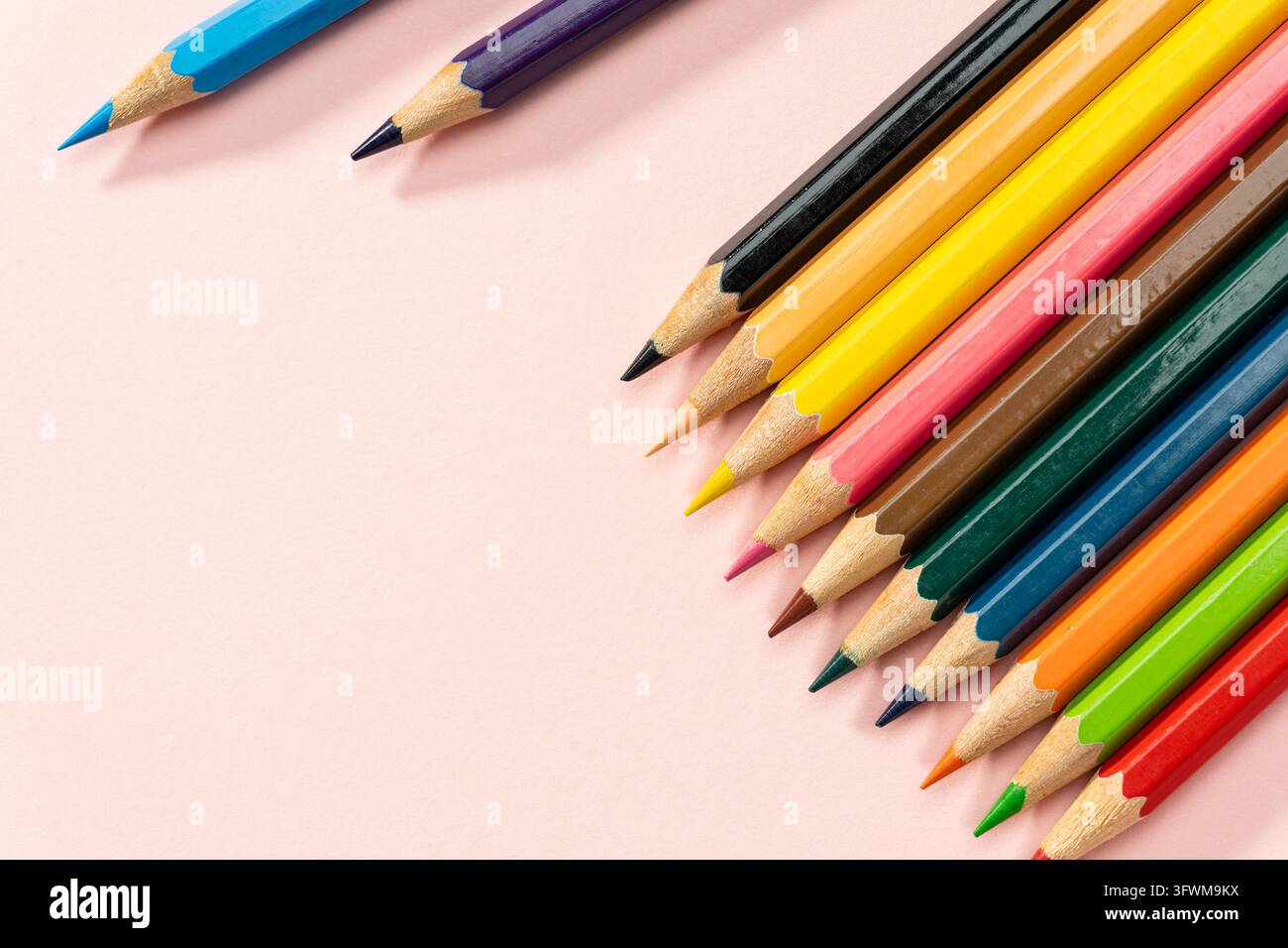Crayons colorés aiguisés disposés comme matériel de dessin Banque D'Images