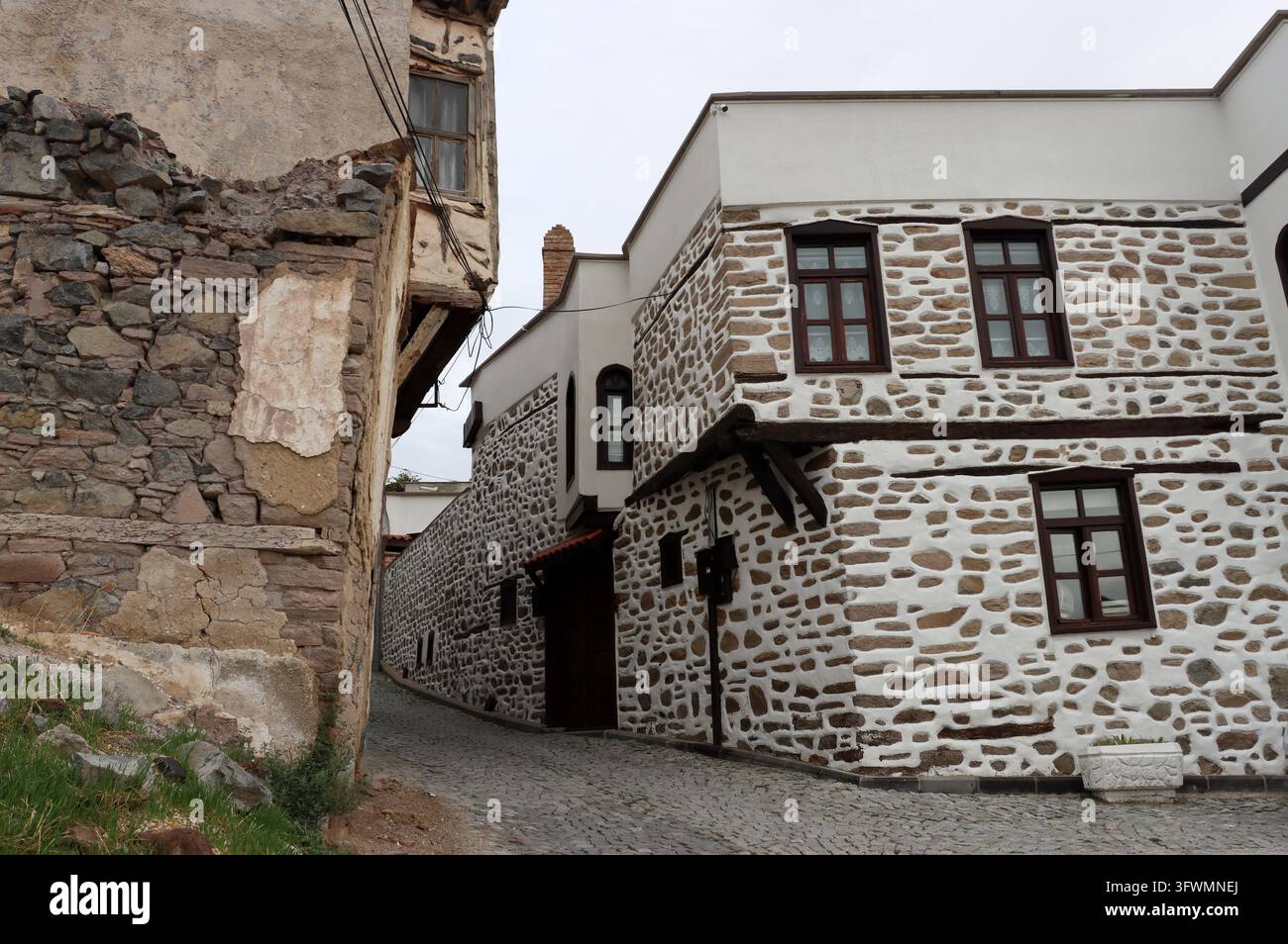 Sille est un village où les populations musulmanes et chrétiennes ont vécu ensemble jusqu'en 1925. Une rue de Sille présentant des maisons traditionnelles. Banque D'Images