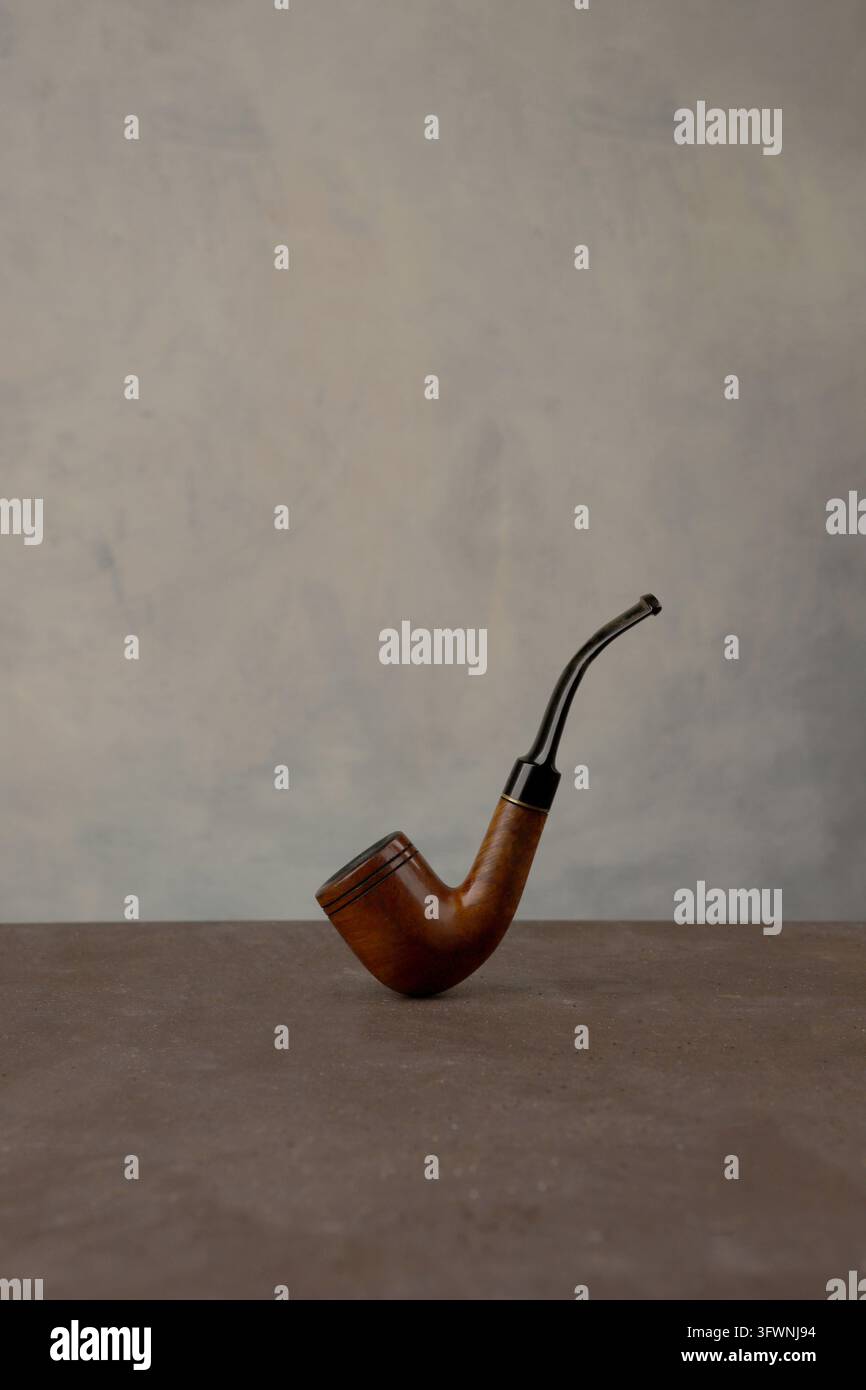 Pipe à fumer sur fond sombre. Pipe à tabac classique en bois. Banque D'Images