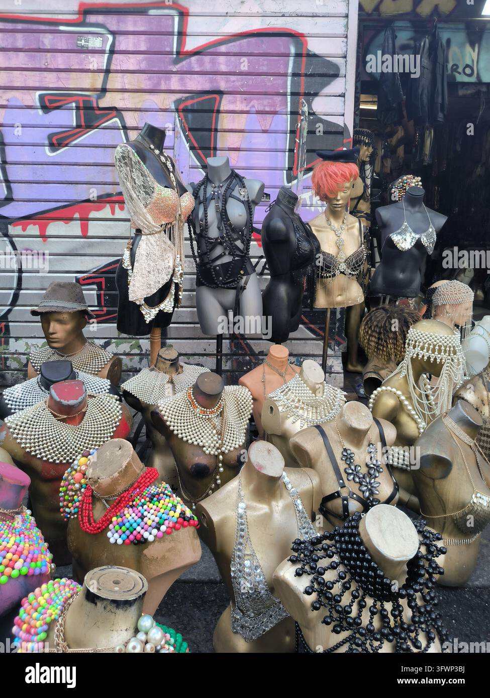 Étals anciens et vintage au marché aux puces de Saint-Ouen, Saint-Ouen-sur-Seine, Paris, France - Image de stock capturée avec un smartphone