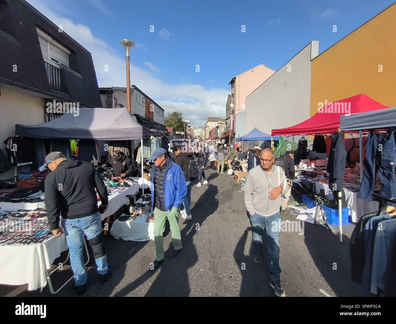 Étals anciens et vintage au marché aux puces de Saint-Ouen, Saint-Ouen-sur-Seine, Paris, France - Image de stock capturée avec un smartphone