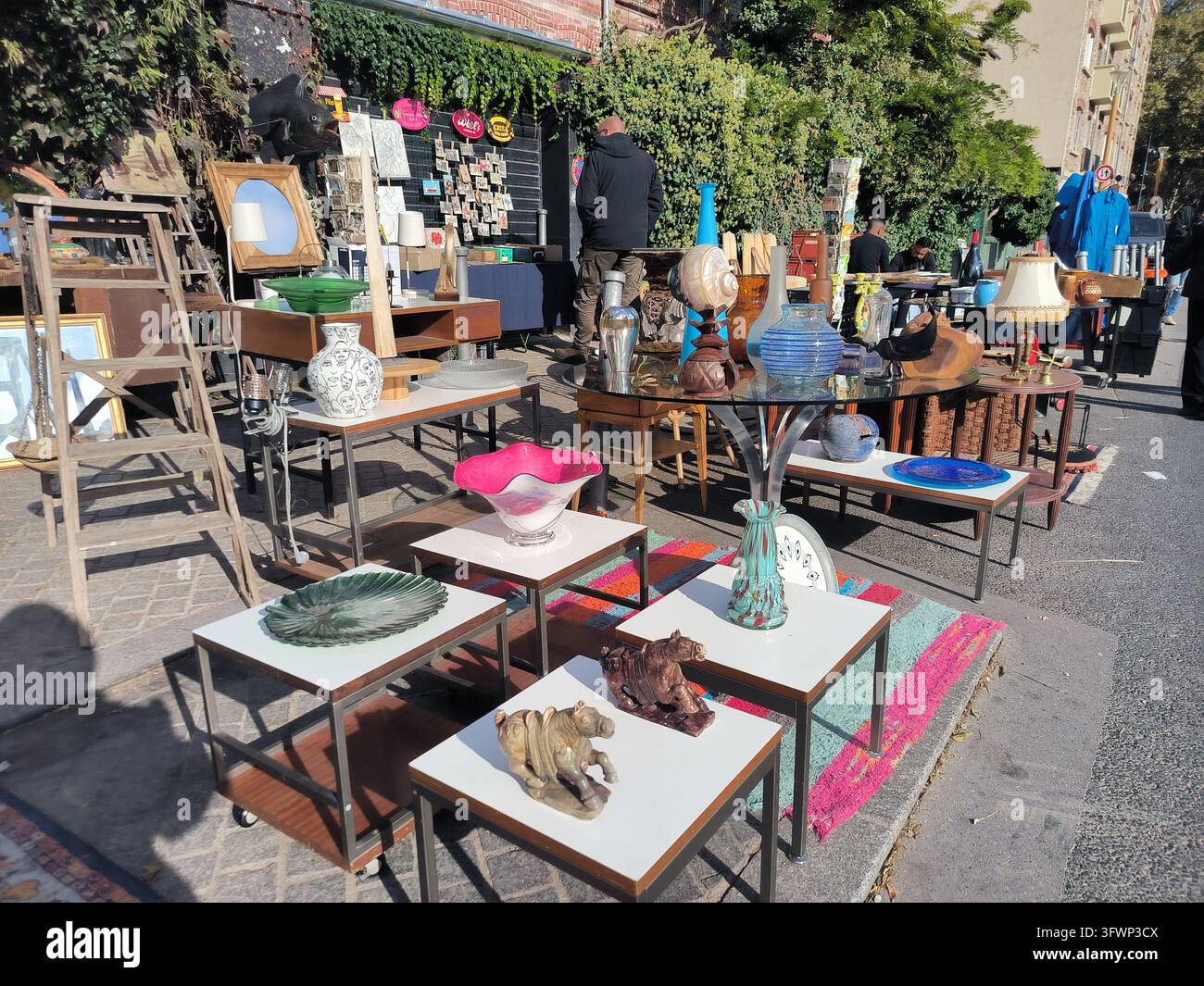Étals anciens et vintage au marché aux puces de Saint-Ouen, Saint-Ouen-sur-Seine, Paris, France - Image de stock capturée avec un smartphone