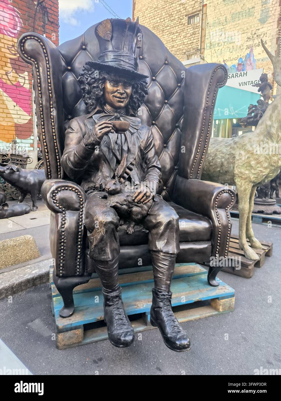 Étals anciens et vintage au marché aux puces de Saint-Ouen, Saint-Ouen-sur-Seine, Paris, France - Image de stock capturée avec un smartphone