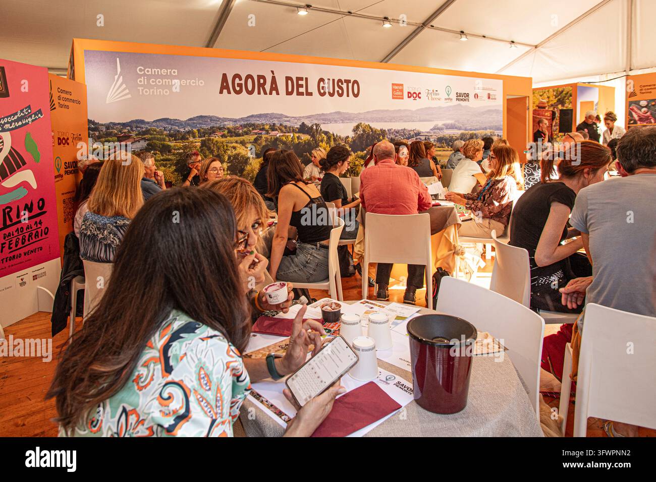 Agora del Gusto et Laboratori del Gusto à Terra Madre Salone del Gusto 2026 : conférences interactives où la biodiversité est découverte en écoutant les histoires des producteurs et en explorant le territoire à travers des dégustations guidées et des accords. Banque D'Images
