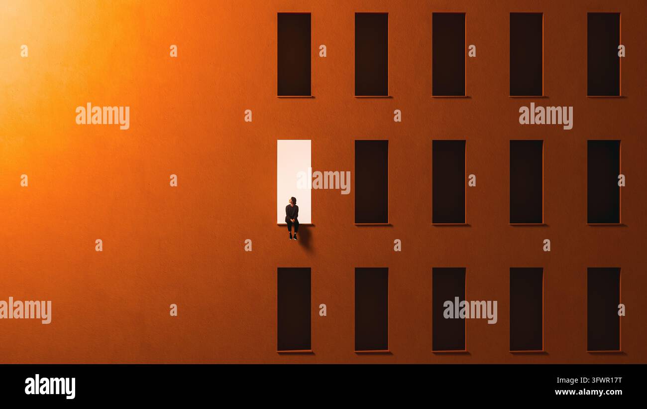 Une petite femme assise occupe une fenêtre lumineuse tandis que des rangées d'ouvertures sombres bordent une façade orange. Banque D'Images