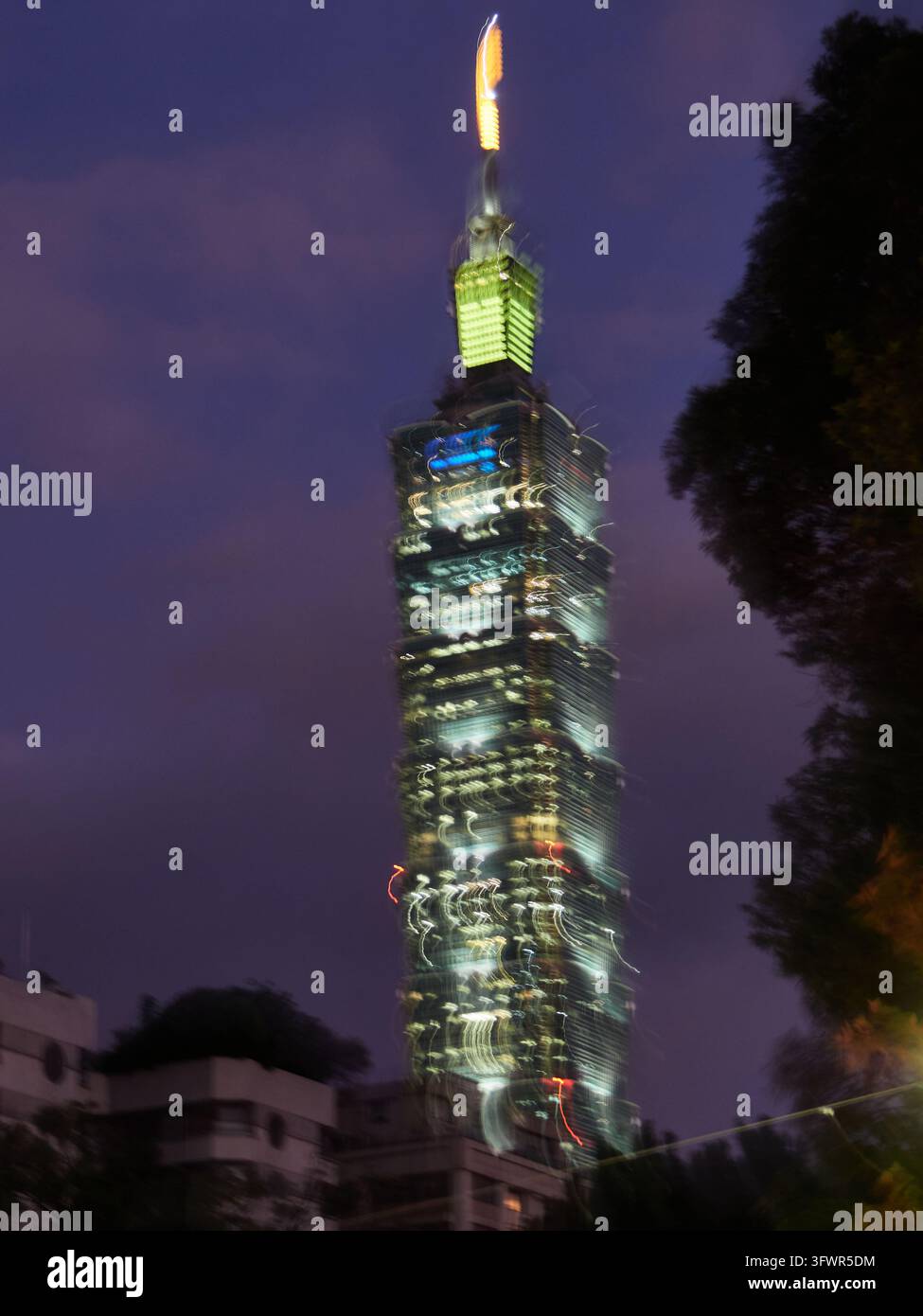 Flou de mouvement du Taipei 101 Banque D'Images
