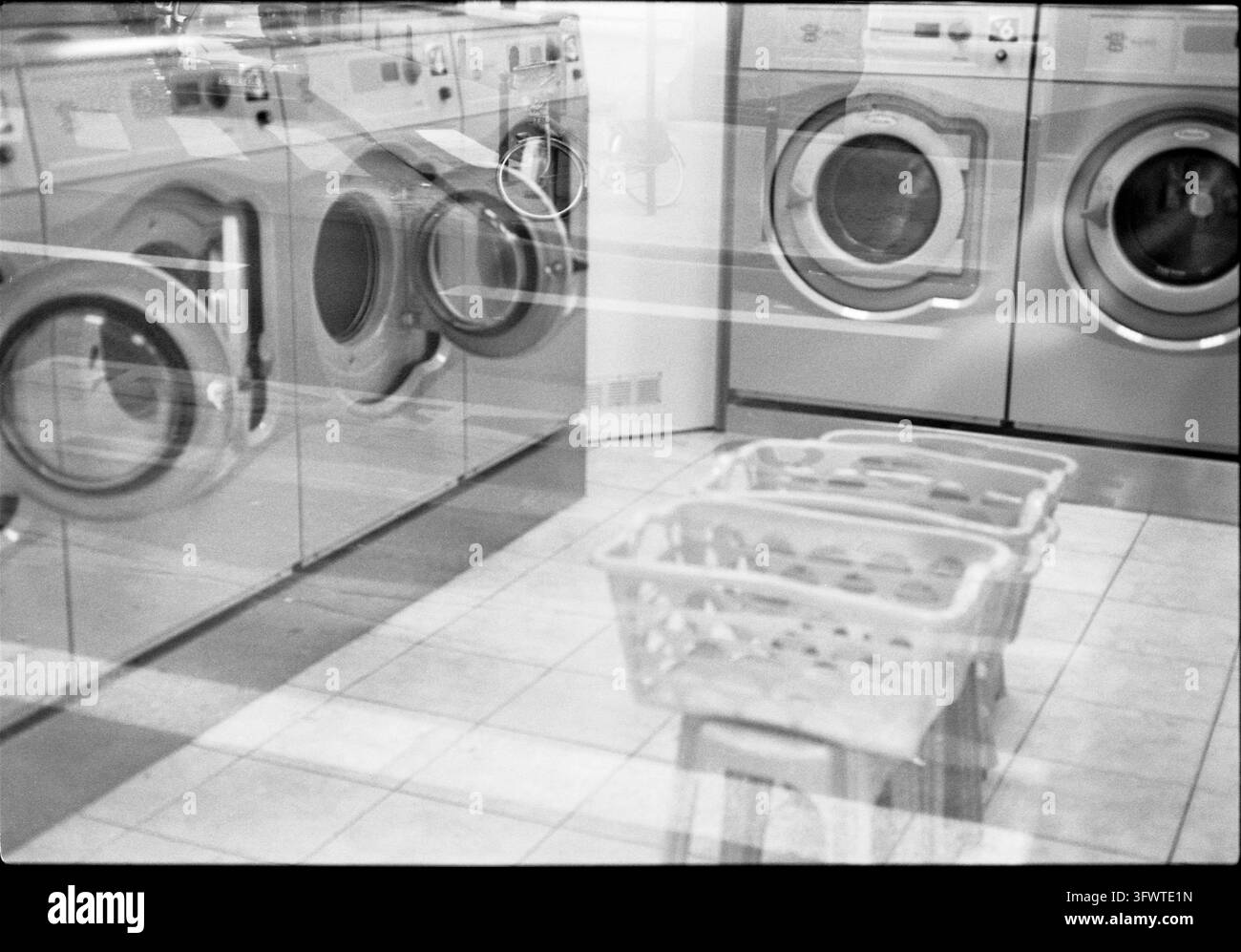 Machines à laver, laverie automatique, Paris, France. Photographie à la gélatine d’argent, 2010. Banque D'Images