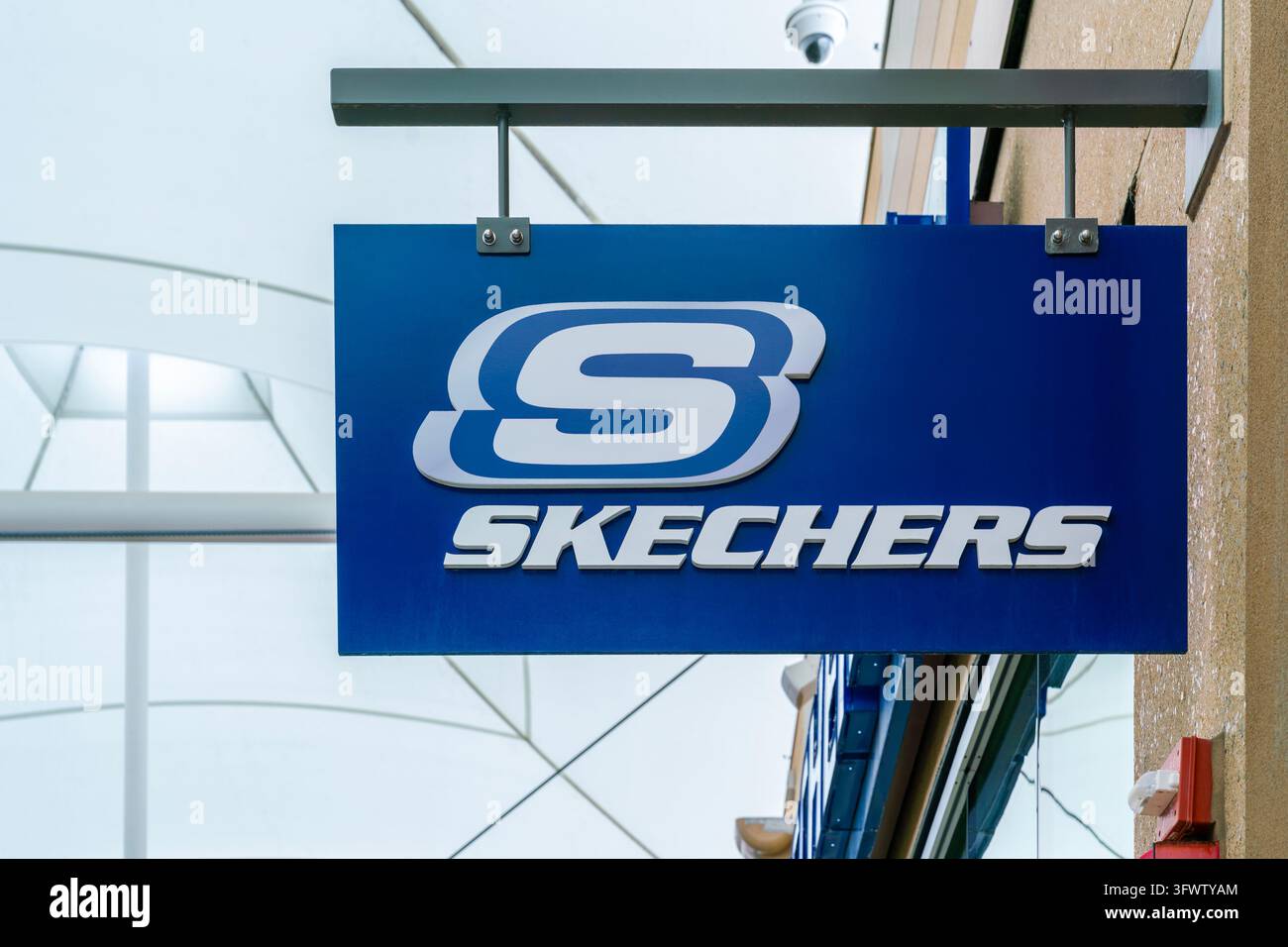 Niagara-on-the-Lake, ON - 29 juin 2026 : Panneau du magasin de chaussures Skechers à Outlet Collection, une entreprise américaine de chaussures de style de vie et de performance, whi Banque D'Images