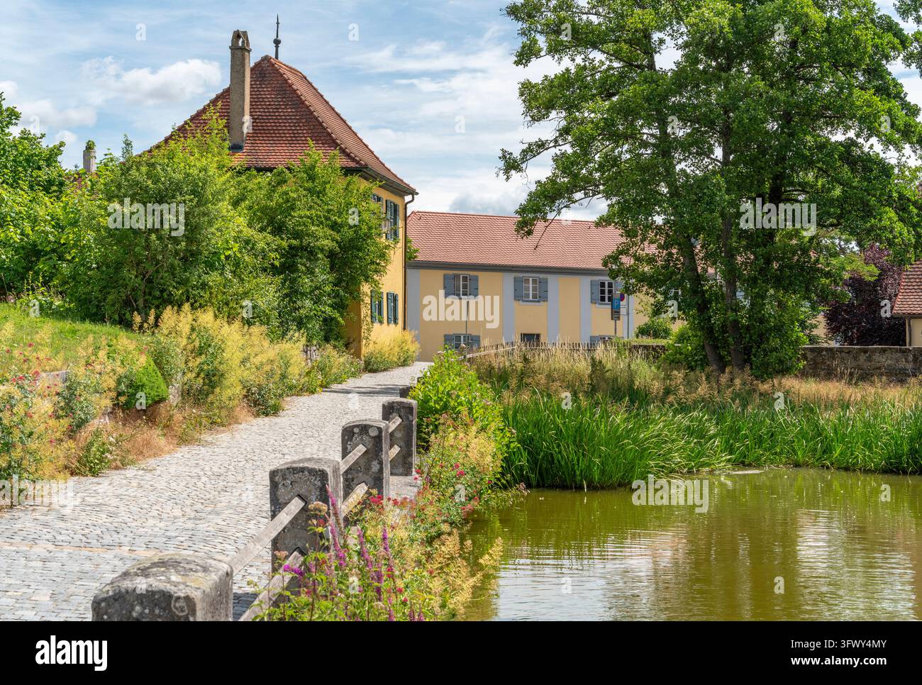 Parc comprenant un petit lac à Dinkelsbühl, une ville historique du centre de la Franconie, une partie de l'État de Bavière dans le sud de l'Allemagne en été Banque D'Images