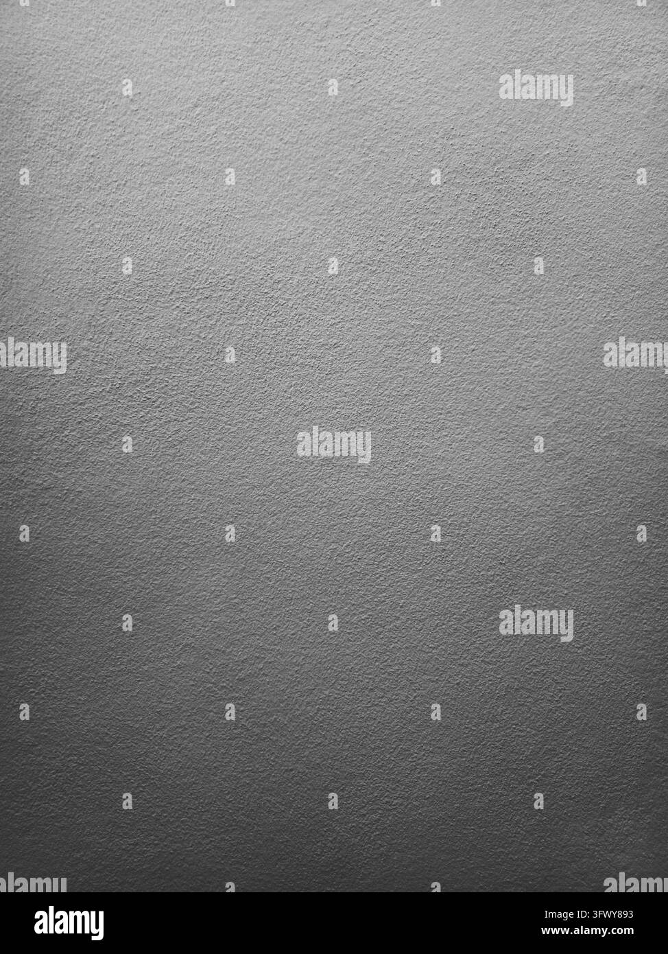 Texture de mur en béton gris foncé avec une surface en plâtre rugueuse fine et des variations de tons subtiles, adaptée aux arrière-plans, intérieurs architecturaux et modernes - Image de stock capturée avec un smartphone