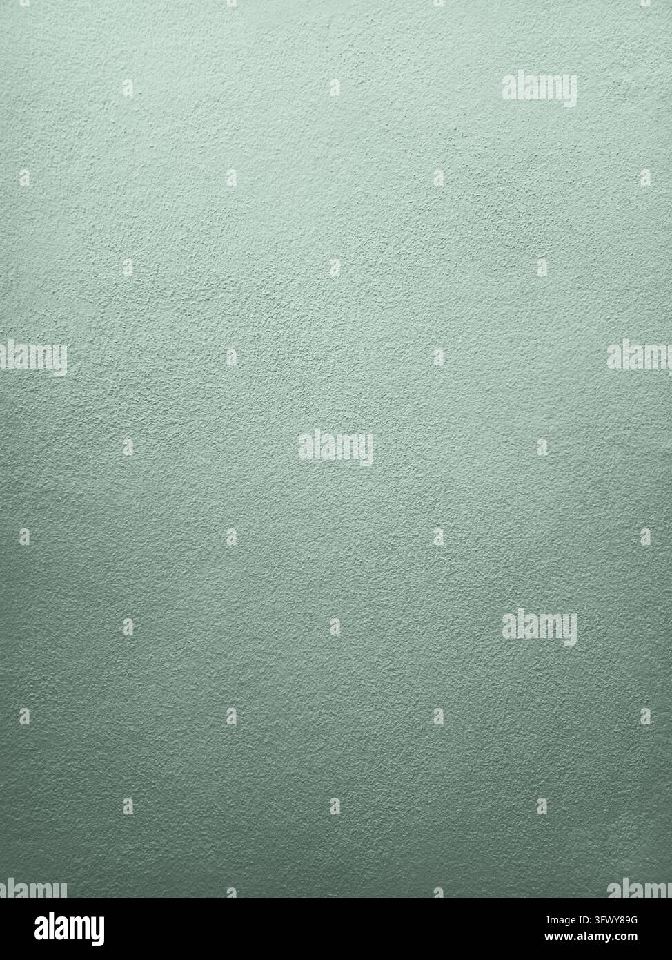Texture de mur en béton vert forêt atténué avec une surface en plâtre rugueux fin et une variation tonale subtile adaptée aux arrière-plans, intérieurs et design moderne - Image de stock capturée avec un smartphone