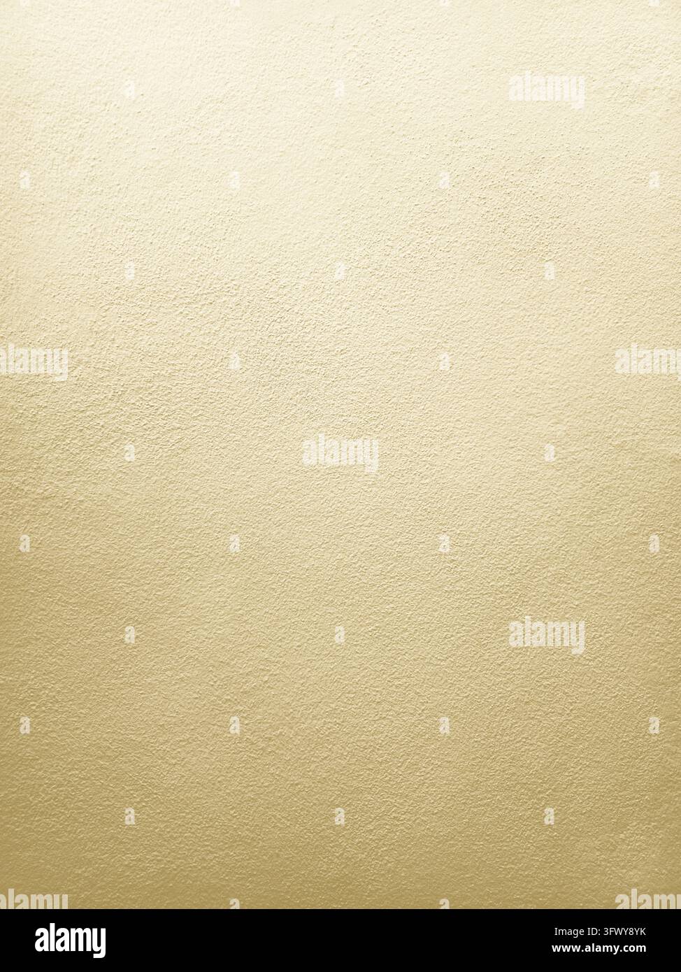 Texture de mur en béton beige moutarde chaud avec une surface en plâtre rugueuse fine et des variations de tons subtiles, adaptée aux arrière-plans, intérieurs et design moderne - Image de stock capturée avec un smartphone