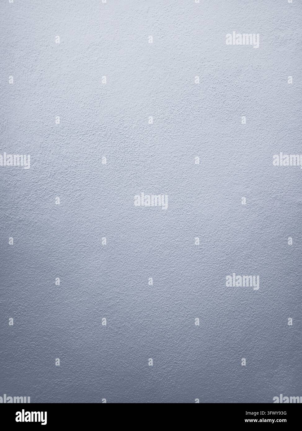 Texture de mur en béton bleu marine doux et gris avec une surface en plâtre rugueuse fine et une variation de tons subtile adaptée aux arrière-plans, intérieurs et design moderne - Image de stock capturée avec un smartphone
