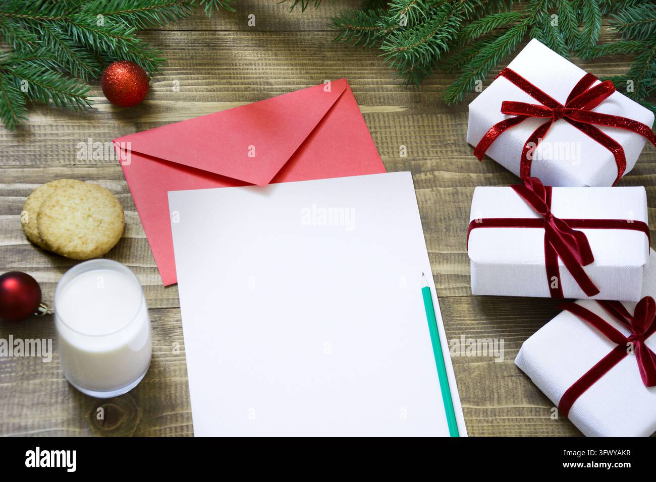 Lettre blanche de Noël pour le Père Noël avec du lait, des biscuits. Espace de copie pour votre texte. Banque D'Images