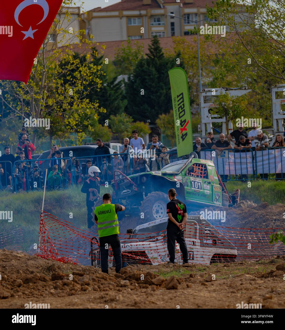 Rivalité intense dans le quartier ; scènes d'une compétition tout-terrain Banque D'Images