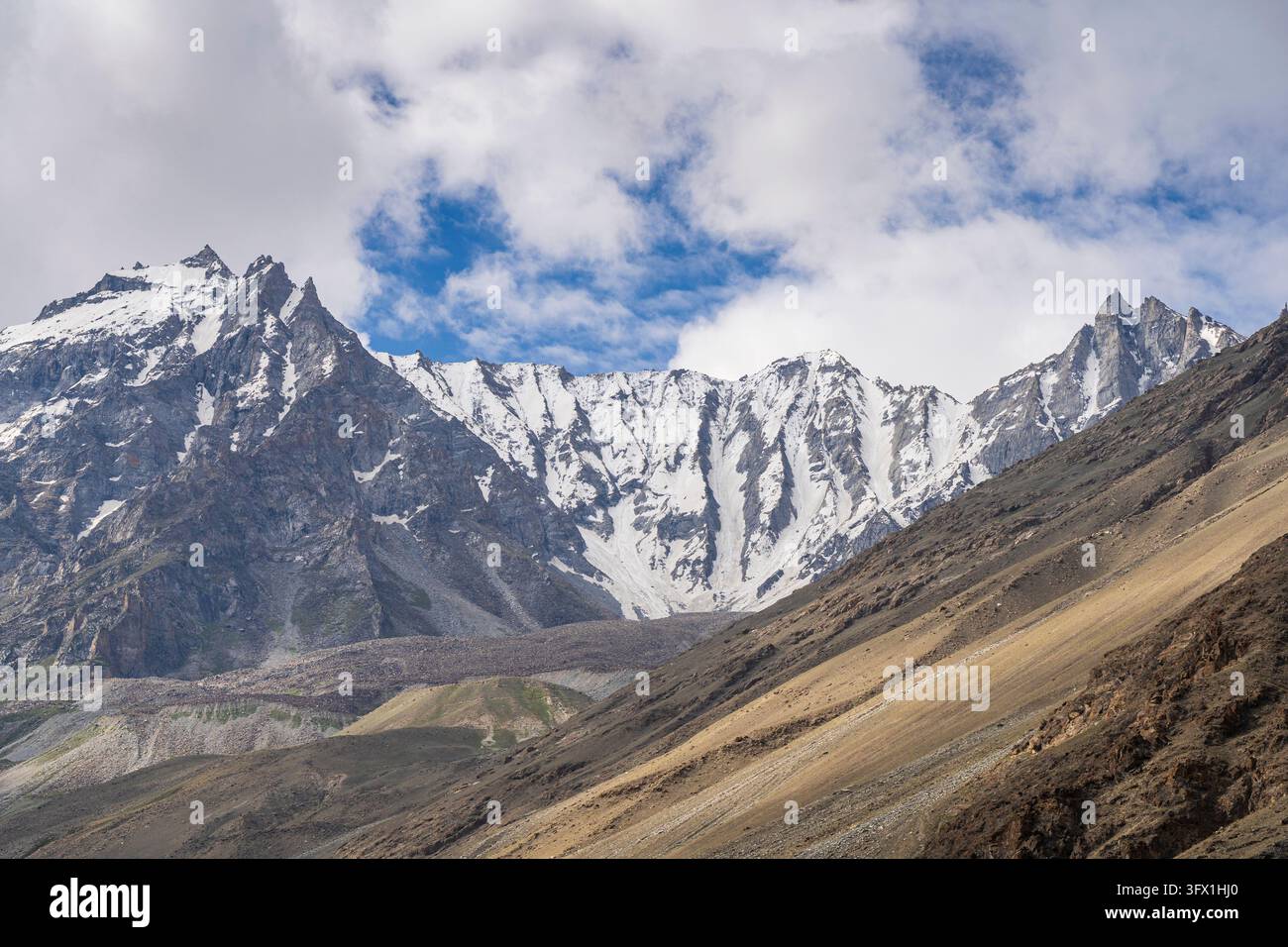Vue panoramique des montagnes du Karakoram sous un ciel nuageux près de Khaplu, Ghanche, Gilgit-Baltistan, Pakistan Banque D'Images