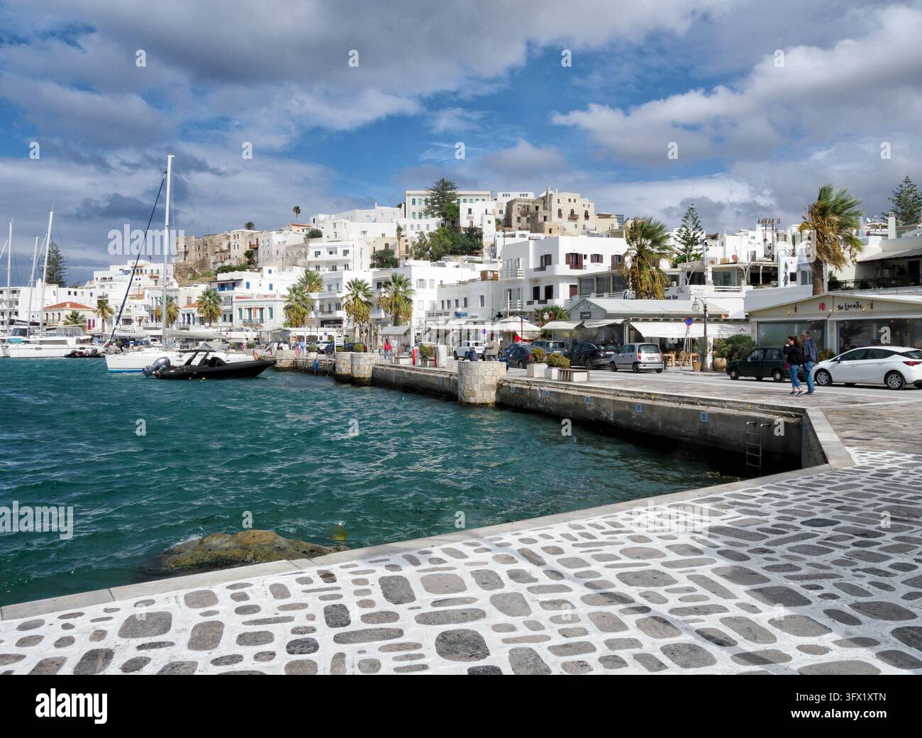 Le port de la ville de Naxos dans les îles Cyclades en mer Égée en Grèce Banque D'Images